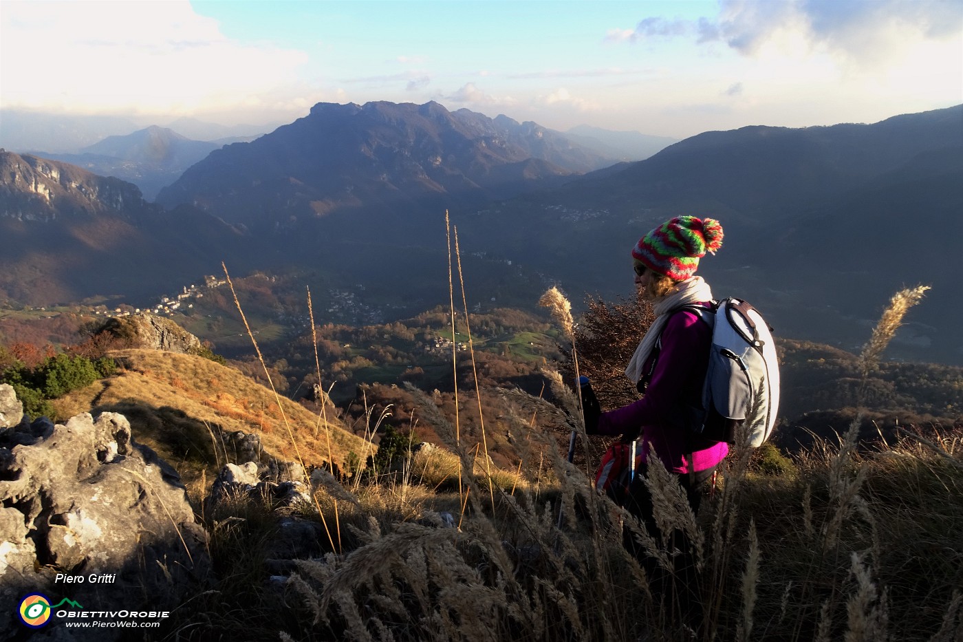 05 Dalla  cresta di vetta del Corno Zoccone vista sulla Val Taleggio.JPG